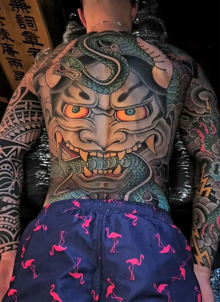 Freehand Tattoo einer japanischen Maske in Farbe, Body Parts Tattoo Münster