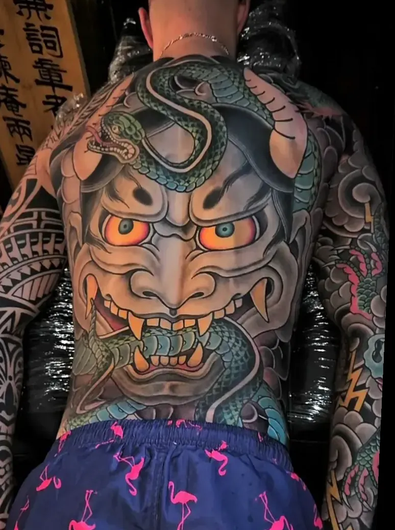 Fertiges Rückentattoo: japanische Hannya-Maske mit Schlange in Farbe, Body Parts Tattoo Münster